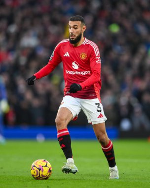 Manchester United takımından Noussair Mazraoui 22 Aralık 2024 'te Old Trafford, Manchester, İngiltere' de oynanan Premier League maçında topa vuruyor.