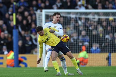 Oxford United 'dan Mark Harris ve Leeds United' dan Joe Rodon, 21 Aralık 2024 'te Leeds, İngiltere' deki Elland Road, Leeds 'de oynanan Sky Bet Şampiyonası karşılaşmasında top için mücadele ettiler.