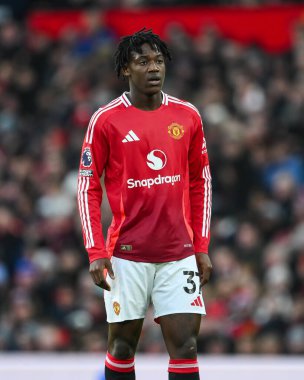 Manchester United 'ın 22 Aralık 2024' te Old Trafford, Manchester, İngiltere 'de oynadığı Premier League maçında Kobbie Mainoo ile Bournemouth karşı karşıya geldi.