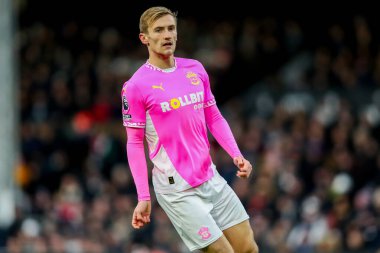Southampton 'dan Flynn Downes 22 Aralık 2024' te Craven Cottage, Londra, İngiltere 'de oynanan Premier League maçında Fulham ve Southampton maçına bakıyor.