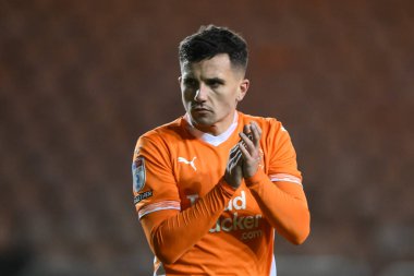 Blackpool 'dan Albie Morgan, 21 Aralık 2024' te Bloomfield Road, Blackpool 'da oynanan Blackpool-Stevenage maçının sonunda taraftarları alkışlıyor.