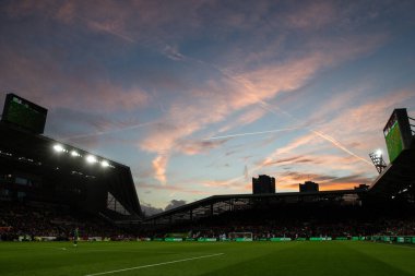 21 Aralık 2024 'te İngiltere' nin Gtech Community Stadyumu 'nda oynanan Premier League maçında Brentford - Nottingham Forest maçının günbatımı olarak genel bir görüş.