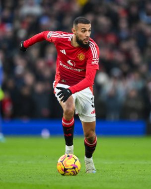 Manchester United takımından Noussair Mazraoui 22 Aralık 2024 'te Old Trafford, Manchester, İngiltere' de oynanan Premier League maçında topa vuruyor.