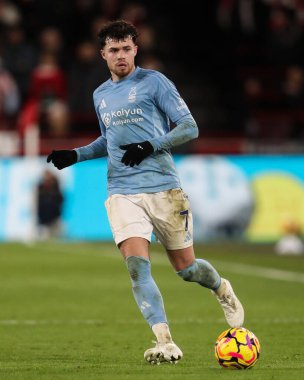 Nottingham Ormanı 'ndan Neco Williams Premier League maçında pas veriyor Brentford Nottingham Ormanı' na karşı The Gtech Community Stadyumu, Londra, 21 Aralık 2024