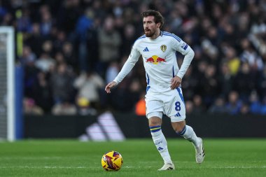 Leeds United takımından Joe Rothwell 21 Aralık 2024 'te Leeds Road, Leeds, İngiltere' de Leeds United 'a karşı oynanan Sky Bet Şampiyonası maçında topla birlikte oynadı.