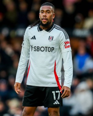 Fulham takımından Alex Iwobi 22 Aralık 2024 'te Craven Cottage, Londra, İngiltere' de oynanan Premier League maçında Fulham ve Southampton maçına bakıyor.