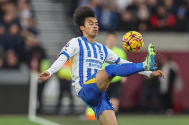 Brighton & Hove Albion takımından Kaoru Mitoma, Premier Lig karşılaşmasında topu Londra Stadyumu 'nda West Ham United ve Hove Albion' a karşı 21 Aralık 2024 tarihinde oynanan karşılaşmada kontrol ediyor.