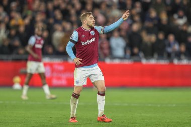 West Ham United 'dan Jarrod Bowen, Premier League maçında takımına talimat verdi. West Ham United, Brighton ve Hove Albion' a karşı Londra Stadyumu, Londra, İngiltere, 21 Aralık 2024