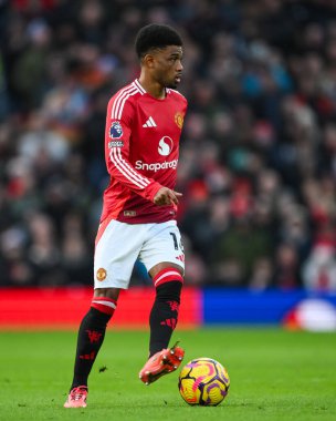 Manchester United takımından Amad Diallo 22 Aralık 2024 'te Old Trafford, Manchester, İngiltere' de oynanan Premier League maçında topa vuruyor.