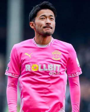 Southampton 'dan Yukinari Sugawara, 22 Aralık 2024' te Craven Cottage, Londra 'da oynanan Premier League maçında Fulham ve Southampton maçına bakıyor.