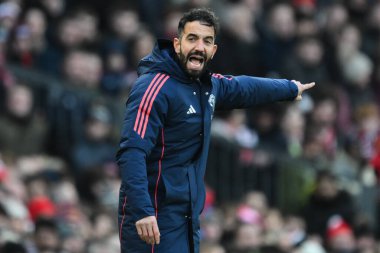 Manchester United takımının Ruben Amorim Menajeri 22 Aralık 2024 'te Old Trafford, Manchester' da oynanan Premier League maçında oyuncularına talimat verir.