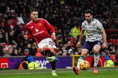 Manchester United takımından Diogo Dalot 22 Aralık 2024 'te Old Trafford, Manchester, İngiltere' de oynanan Premier League maçında pas verdi.