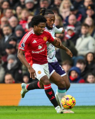 Manchester United takımından Tyrell Malacia ve Bournemouth takımından Antoine Semenyo 22 Aralık 2024 tarihinde Old Trafford, Manchester, İngiltere 'de oynanan Premier League karşılaşmasında top için mücadele ettiler.