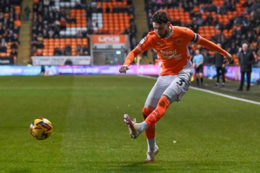 Blackpool 'dan James Husband 21 Aralık 2024' te Bloomfield Road, Blackpool 'da oynanan Blackpool-Stevenage maçında topu geçiyor.
