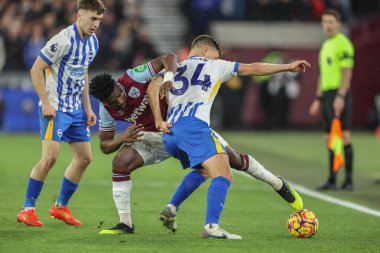 West Ham United 'tan Mohammed Kudus ve Brighton & Hove Albion' dan Jol Veltman Premier League karşılaşmasında West Ham United ile Brighton ve Hove Albion arasında 21 Aralık 2024 'te Londra Stadyumu' nda oynanan karşılaşmada top için mücadele ettiler.