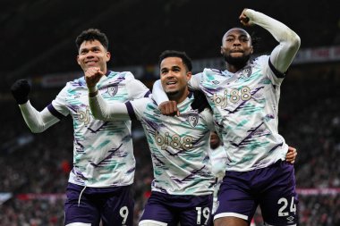 Bournemouth 'dan Justin Kluivert 22 Aralık 2024' te Old Trafford, Manchester, İngiltere 'de oynanan Premier League maçında 0-2' lik galibiyetini kutluyor.