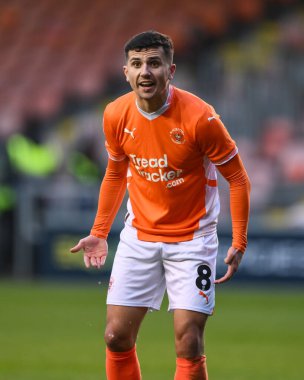 Blackpool 'dan Albie Morgan takımına 21 Aralık 2024' te Bloomfield Road, Blackpool 'da oynanan Blackpool-Stevenage maçında talimat veriyor.