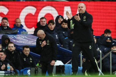 Everton 'ın Sean Dyche teknik direktörü 22 Aralık 2024' te Goodison Park, Liverpool 'da oynanan Premier League maçında oyuncularına talimat verir.