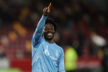 Nottingham Ormanı 'ndan Ola Aina, 21 Aralık 2024' te İngiltere 'deki Gtech Community Stadyumu' nda Premier League maçında Brentford Nottingham Ormanı 'na karşı oynadığı maçta takımının kazanmasını kutluyor.