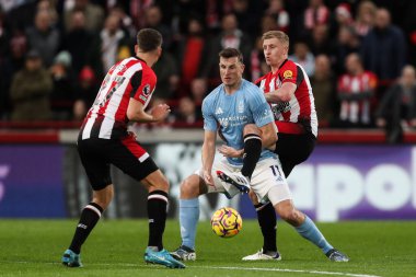 Nottingham Ormanı 'ndan Chris Wood ve Brentford' dan Ben Mee Premier Lig karşılaşmasında Brentford Nottingham Ormanı 'na karşı Gtech Community Stadyumu, Londra, İngiltere 21 Aralık 2024