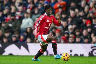 Manchester United takımından Kobbie Mainoo 22 Aralık 2024 'te Old Trafford, Manchester, İngiltere' de oynanan Premier League maçında topa vuruyor.