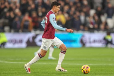 West Ham United takımından Edson Ivarez, 21 Aralık 2024 'te Londra Stadyumu' nda oynanan Premier League maçında West Ham United, Brighton ve Hove Albion maçında topu bırakıyor.
