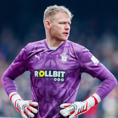 Southampton 'dan Aaron Ramsdale, 22 Aralık 2024' te Craven Cottage, Londra 'da oynanan Premier League maçında Fulham ve Southampton maçına bakıyor.