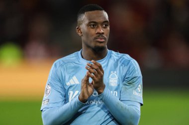 Nottingham Ormanı 'ndan Callum Hudson-Odoi, 21 Aralık 2024' te İngiltere 'deki Gtech Community Stadyumu' nda oynanan Premier League karşılaşması sonrasında gezgin taraftarları alkışlıyor.