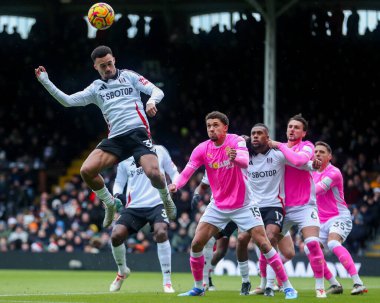 Fulham 'dan Antonee Robinson 22 Aralık 2024' te Craven Cottage, Londra, İngiltere 'de oynanan Premier League maçında topa liderlik ediyor.