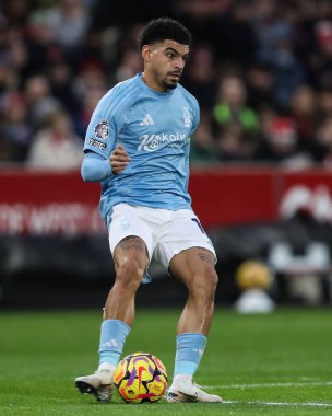 Nottingham Ormanı 'ndan Morgan Gibbs-White Premier League maçında pas veriyor Brentford Nottingham Ormanı' na karşı Gtech Community Stadyumu, Londra, 21 Aralık 2024