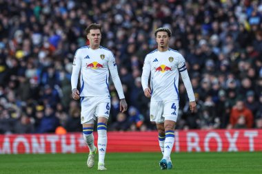 Leeds United 'dan Joe Rodon ve Leeds United' dan Ethan Ampadu, 21 Aralık 2024 'te Elland Road, Leeds, İngiltere' de oynanan Sky Bet Şampiyonası maçında Leeds United ile Oxford United arasındaki maçta karşı karşıya geldiler.