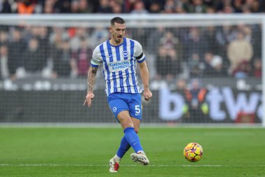 Brighton & Hove Albion takımından Lewis Dunk, Premier League maçında pas veriyor West Ham United, Brighton ve Hove Albion 'a karşı Londra Stadyumu' nda, 21 Aralık 2024
