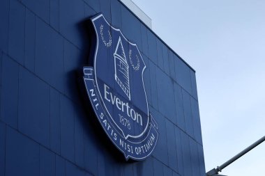 22 Aralık 2024 'te Goodison Park, Liverpool' da oynanan Premier Lig maçı sırasında Goodison Park 'ta Everton Chelsea' ye karşı bir standın yanındaki Everton rozeti.