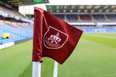 Burnley köşe bayrak logosu Gökyüzü İddia Şampiyonası maçından önce Burnley, Watford 'a karşı Turf Moor, Burnley, İngiltere, 21 Aralık 2024