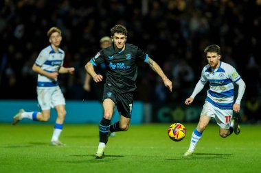 Preston North End 'den Robbie Brady, 21 Aralık 2024' te Londra Matrade Loftus Road 'da Queens Park Rangers ve Preston North End arasındaki Sky Bet Şampiyonası maçında topu bırakıyor.