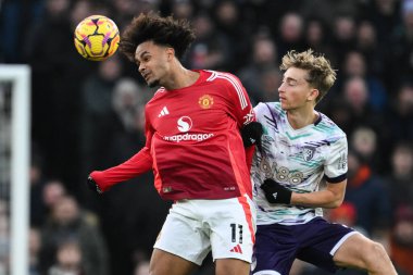 Manchester United 'dan Joshua Zirkzee ve Bournemouth' tan Dean Huijsen Premier Lig karşılaşmasında Manchester United ile Old Trafford, Manchester, İngiltere 'de 22 Aralık 2024' te oynanan karşılaşma sırasında top için mücadele ettiler.