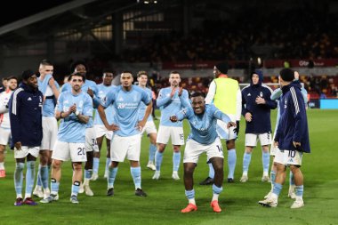 Nottingham Ormanı 'ndan Callum Hudson-Odoi ve takım arkadaşları Premier Lig maçı Brentford Nottingham Ormanı' na karşı Gtech Community Stadyumu, Londra, 21 Aralık 2024 'te oynanan karşılaşmada takımlarının kazanmasını kutluyorlar.