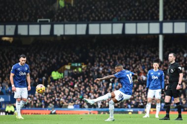Everton 'dan Ashley Young, 22 Aralık 2024' te Goodison Park, Liverpool, İngiltere 'de oynanan Premier League maçında Chelsea' ye karşı Everton 'ın serbest vuruşuyla gol atma şansına sahip.