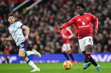 Manchester United takımından Kobbie Mainoo 22 Aralık 2024 'te Old Trafford, Manchester, İngiltere' de oynanan Premier League maçında pas attı.