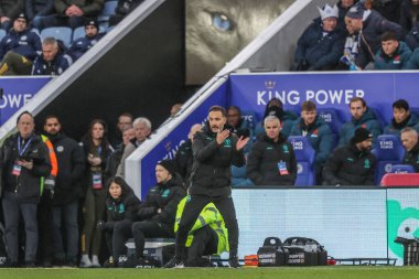 Wolverhampton Wanderers 'ın Vtor Pereira teknik direktörü 22 Aralık 2024' te King Power Stadyumu 'nda Leicester City, Wolverhampton Wanderers' a karşı oynanan Premier League maçında takımına talimat verir.