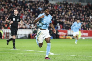 Nottingham Ormanı 'ndan Anthony Elanga, Premier League maçı Brentford Nottingham Ormanı' na karşı 21 Aralık 2024 'te Londra' daki Gtech Community Stadyumu 'nda oynanan maçta 0-2' lik galibiyet golünü kutluyor.