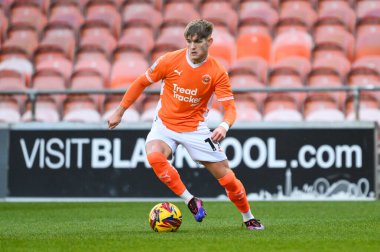 Blackpool 'dan Dom Ballard 21 Aralık 2024' te Bloomfield Road, Blackpool 'da oynanan Blackpool-Stevenage maçında topla bir çıkış yaptı.