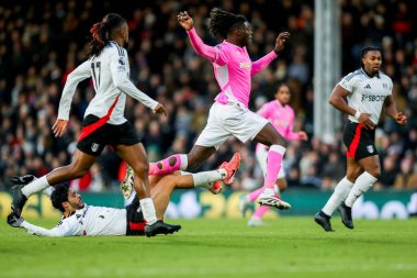 Southampton 'dan Lesley Ugochukwu' ya 22 Aralık 2024 'te Craven Cottage, Londra, İngiltere' de oynanan Premier League maçında Fulham-Southampton maçında Fulham 'dan Raul Jimenez meydan okudu.