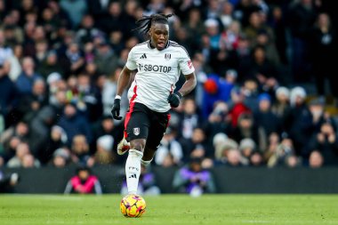 Fulham 'dan Calvin Bassey Premier Lig maçında topla koşuyor Fulham Southampton' a karşı Craven Cottage, Londra, İngiltere, 22 Aralık 2024