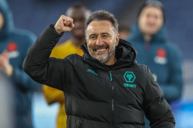 Wolverhampton Wanderers 'ın Vtor Pereira teknik direktörü, Premier League maçı Leicester City' nin Wolverhampton Wanderers 'a karşı 22 Aralık 2024' te King Power Stadyumu, Leicester, Birleşik Krallık 'ta oynanan maçında taraftarlarla zaferi kutluyor.