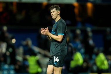 Preston North End 'den Jordan Storey, 21 Aralık 2024 tarihinde İngiltere' nin Londra şehrinde oynanan Maç 'ta Queens Park Rangers ve Preston North End maçının ardından takımların yenildiğini kabul ediyor.