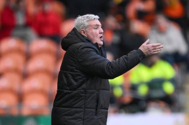 Blackpool 'un baş antrenörü Steve Bruce takımına 21 Aralık 2024' te Bloomfield Road, Blackpool 'da oynanan Blackpool-Stevenage maçında talimat verir.