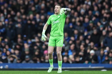 Everton 'dan Jordan Pickford, 22 Aralık 2024' te Goodison Park, Liverpool 'da oynanan Premier League maçında takım arkadaşlarına talimat verir.