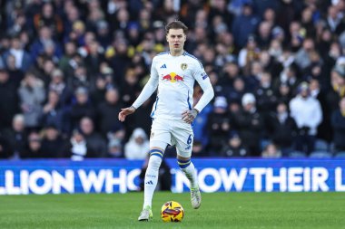 Leeds United takımından Joe Rodon, 21 Aralık 2024 'te Leeds Road, Leeds, İngiltere' de oynanan Leeds United - Oxford United maçında topu aldı.