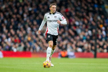 Fulham takımından Timothy Castagne 22 Aralık 2024 'te Craven Cottage, Londra' da oynanan Premier League maçında topla koşuyor.